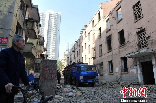 一位花甲老人站在即將拆除的樓房旁，默默地與“蘇聯(lián)樓”告別?！〉杂鸺选z