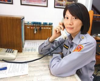 　　27歲的臺(tái)灣高雄市鹽埕區(qū)女警王文君，留一頭俏麗短發(fā)，身高175公分?！堵?lián)合報(bào)》圖