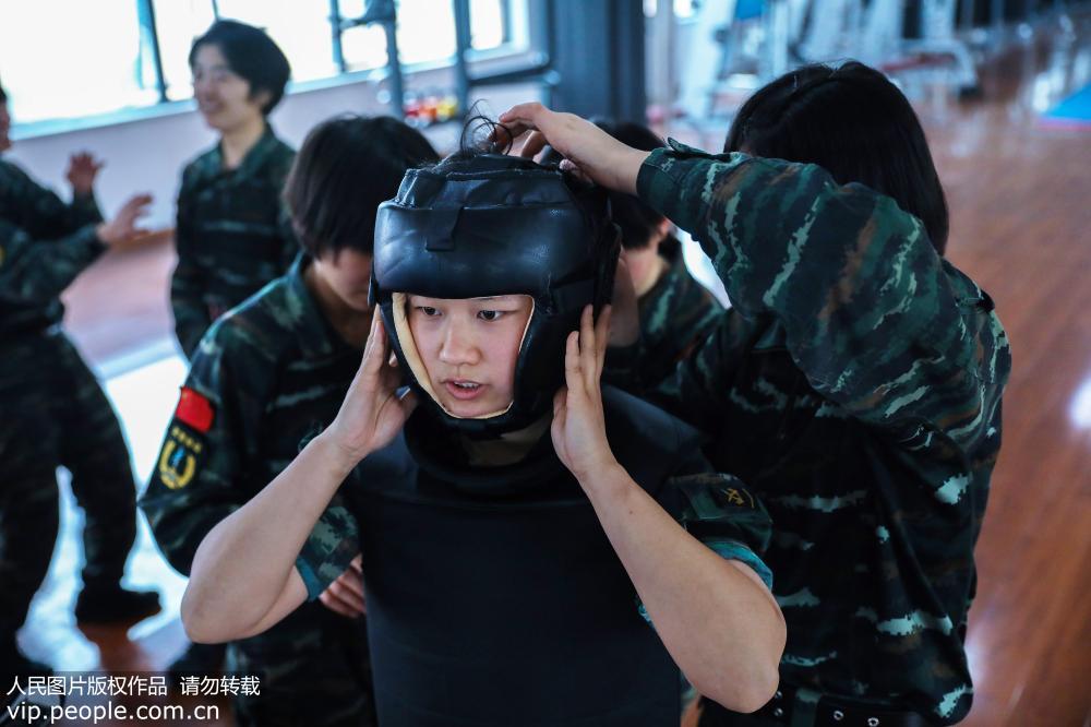 3月15日，女兵們正在訓(xùn)練中。