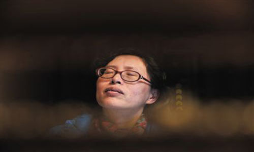 人們將醫(yī)療制度的憤懣情緒，寄托在這個(gè)走廊醫(yī)生身上，共同沉浸在受迫害的幻覺之中