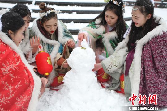 古裝美女雪中斗艷穿越古今玩“打雪仗、堆雪人”